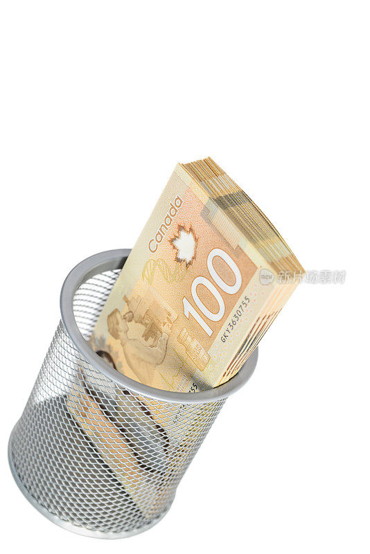 钱|堆叠的加拿大百元钞票在网格Holder -高角度视图，孤立的白色